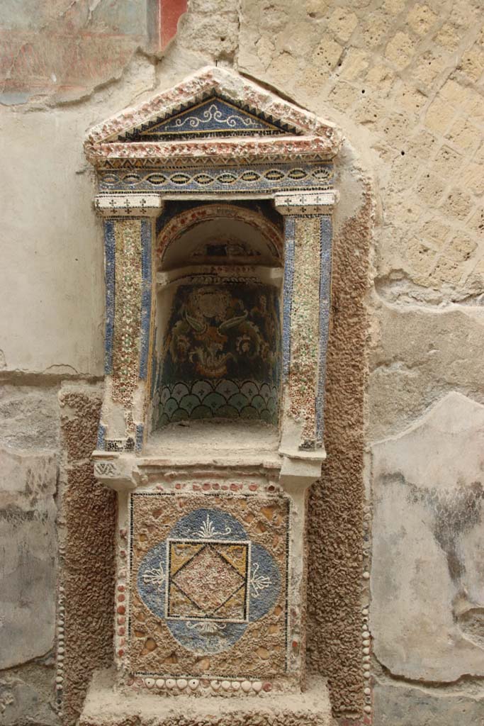 III,3 Herculaneum, September 2019.
Mosaic and shell-trimmed aedicula built against the wall with a garden painting.
Photo courtesy of Klaus Heese.